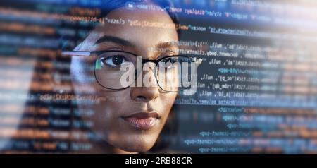 Analisi dei dati, ologramma e donna per software di codifica, tecnologia dell'informazione e sovrapposizione notturna. Codice del programmatore o persona IT in occhiali che legge html Foto Stock