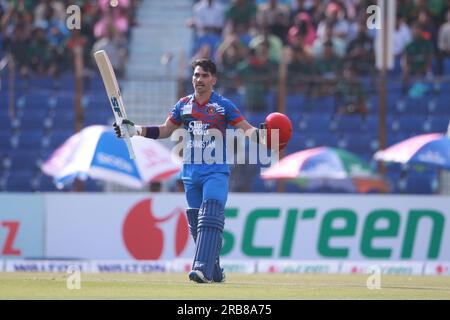 Il battitore afghano Rahmanullah Gurbaz celebra le sue cento corse durante il secondo One Day International (ODI) del Bangladesh-Afghanistan Foto Stock