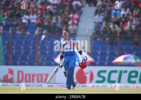 Il battitore afghano Rahmanullah Gurbaz celebra le sue cento corse durante il secondo One Day International (ODI) del Bangladesh-Afghanistan Foto Stock