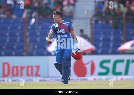 Il battitore afghano Rahmanullah Gurbaz celebra le sue cento corse durante il secondo One Day International (ODI) del Bangladesh-Afghanistan Foto Stock