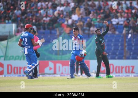 Il battitore afghano Rahmanullah Gurbaz celebra le sue cento corse durante il secondo One Day International (ODI) del Bangladesh-Afghanistan Foto Stock