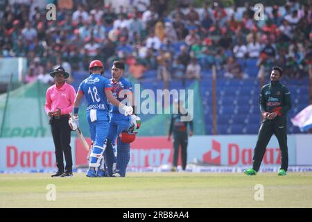 Il battitore afghano Rahmanullah Gurbaz celebra le sue cento corse durante il secondo One Day International (ODI) del Bangladesh-Afghanistan Foto Stock