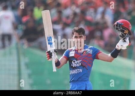 Il battitore afghano Rahmanullah Gurbaz celebra le sue cento corse durante il secondo One Day International (ODI) del Bangladesh-Afghanistan Foto Stock