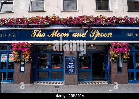 Slough, Berkshire, Regno Unito. 6 luglio 2023. Il pub Wetherspoon Moon and Spoon a Slough, Berkshire. Un certo numero di pub Weatherspoon in tutta l'Inghilterra dovrebbero chiudere quest'anno. Credito: Maureen McLean/Alamy Foto Stock