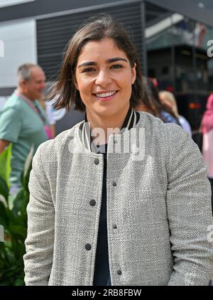 Towcester, Regno Unito. 8 luglio 2023. Silverstone, Towcester, Northamptonshire, Regno Unito, l'8 luglio 2023. Jamie Chadwick arriva al Paddock durante il Gran Premio di Formula 1 Aramco a Silverstone, Towcester, Northamptonshire, Regno Unito, l'8 luglio 2023. Crediti: Francis Knight/Alamy Live News Foto Stock