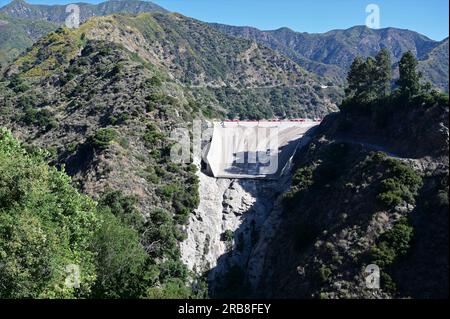 La diga di San Gabriel è una diga rocciosa sul fiume San Gabriel nella contea di Los Angeles, California, all'interno della Angeles National Forest. Foto Stock