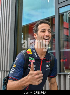 Towcester, Regno Unito. 8 luglio 2023. Silverstone, Towcester, Northamptonshire, Regno Unito, l'8 luglio 2023. Daniel Ricciardo arriva al Paddock durante il Gran Premio di Formula 1 Aramco a Silverstone, Towcester, Northamptonshire, Regno Unito, l'8 luglio 2023. Crediti: Francis Knight/Alamy Live News Foto Stock