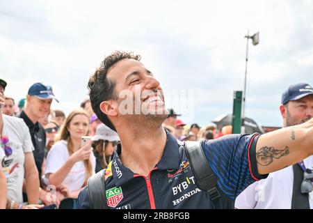 Towcester, Regno Unito. 8 luglio 2023. Silverstone, Towcester, Northamptonshire, Regno Unito, l'8 luglio 2023. Daniel Ricciardo arriva al Paddock durante il Gran Premio di Formula 1 Aramco a Silverstone, Towcester, Northamptonshire, Regno Unito, l'8 luglio 2023. Crediti: Francis Knight/Alamy Live News Foto Stock