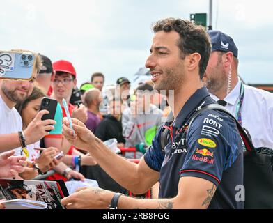 Towcester, Regno Unito. 8 luglio 2023. Silverstone, Towcester, Northamptonshire, Regno Unito, l'8 luglio 2023. Daniel Ricciardo arriva al Paddock durante il Gran Premio di Formula 1 Aramco a Silverstone, Towcester, Northamptonshire, Regno Unito, l'8 luglio 2023. Crediti: Francis Knight/Alamy Live News Foto Stock