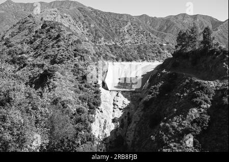 La diga di San Gabriel è una diga rocciosa sul fiume San Gabriel nella contea di Los Angeles, California, all'interno della Angeles National Forest. Foto Stock
