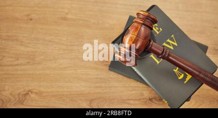 Gavel, legge e libri su tavolo di legno, spazio o mockup per giudice, giudice o avvocato in tribunale. Background, conoscenza del martello e della ricerca per il settore legale Foto Stock