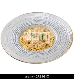 Spaghetti con pangrattato, peperoncini e parmigiano, menu di pasta del ristorante su sfondo bianco Foto Stock