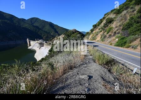 Morris Dam (ufficialmente Samuel B. Morris Dam) è una diga a gravità in cemento attraverso il fiume San Gabriel nello stato della California. La diga lo era Foto Stock