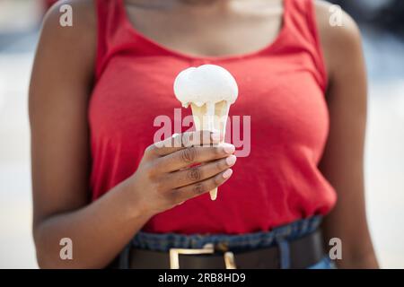 Mani, donna e gelato alla vaniglia per dessert, snack freschi e dolci all'aperto in città, in vacanza o in viaggio. Primo piano, persona femminile e. Foto Stock