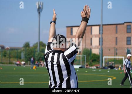 Vista inversa del touchdown di segnalazione ufficiale del football americano Foto Stock