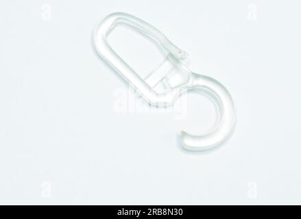 Clip per tenda in plastica vintage su sfondo bianco Foto Stock