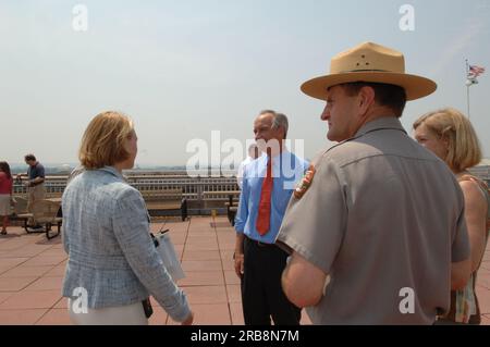 Il segretario Dirk Kempthorne conduce una conferenza stampa interna sulle politiche di gestione del Parco Nazionale Foto Stock