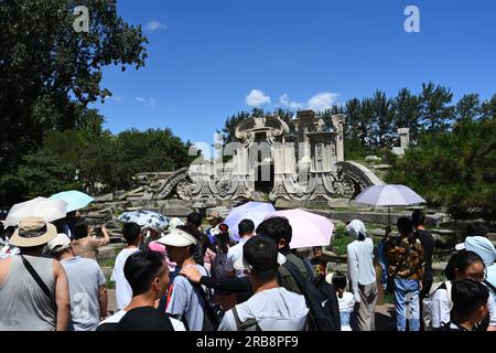 Pechino, Cina. 8 luglio 2023. I turisti visitano il Parco Yuanmingyuan a Pechino, capitale della Cina, l'8 luglio 2023. Beijng sta vedendo un numero crescente di turisti mentre le vacanze estive iniziano in tutta la Cina. Crediti: Chen Yehua/Xinhua/Alamy Live News Foto Stock