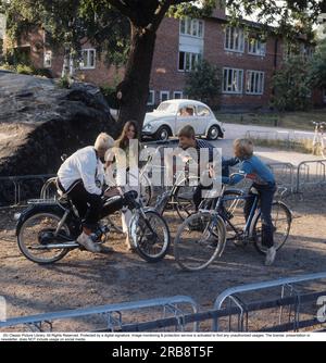 Adolescenti negli anni '1960 Quattro adolescenti nel cortile della scuola dopo la scuola. Il ciclomotore è un modello di Puch Kansas. Svezia 1969 Foto Stock