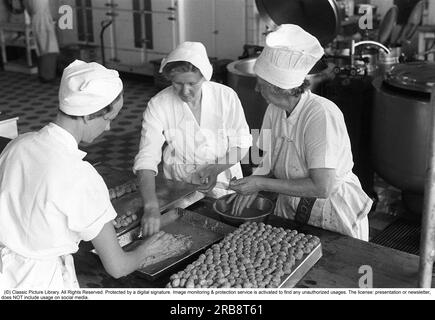 Il grande magazzino NK di Stoccolma nel 1954. Ecco una foto della cucina del grande magazzino dove cucinano per il loro personale. Questo giorno, le polpette sono nel menu, 8.000 pezzi devono essere fatti e sembra che vada bene e tre si aiutino a vicenda con il monotono lavoro di modellare le polpette alla stessa dimensione. Svezia 1954. Kristoffersson rif. 2A-33 Foto Stock