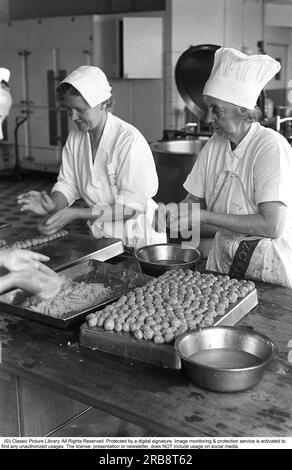 Il grande magazzino NK di Stoccolma nel 1954. Ecco una foto della cucina del grande magazzino dove cucinano per il loro personale. Questo giorno, le polpette sono nel menu, 8.000 pezzi devono essere fatti e sembra che vada bene e tre si aiutino a vicenda con il monotono lavoro di modellare le polpette alla stessa dimensione. Svezia 1954. Kristoffersson rif. 2A-33 Foto Stock