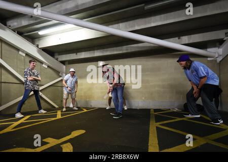 Un gruppo di persone gioca a cricket sotto il retro dello stand durante la terza serie di test LV= Insurance Ashes Day 3 Inghilterra contro Australia presso Headingley Stadium, Leeds, Regno Unito, 8 luglio 2023 (foto di Mark Cosgrove/News Images) Foto Stock