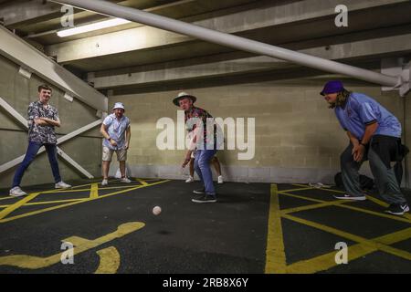 Un gruppo di persone gioca a cricket sotto il retro dello stand durante la terza serie di test LV= Insurance Ashes Day 3 Inghilterra contro Australia presso Headingley Stadium, Leeds, Regno Unito, 8 luglio 2023 (foto di Mark Cosgrove/News Images) Foto Stock