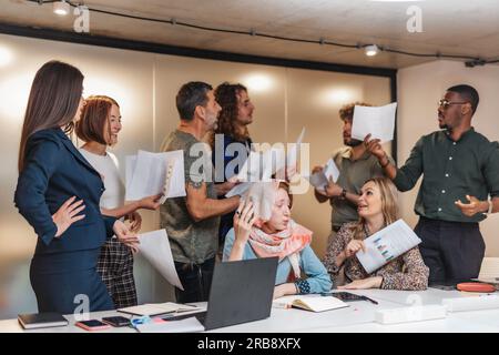 Quattro colleghi donne non possono sopportare i loro mariti, partner commerciali, dopo che hanno iniziato a sostenere una percentuale di profitto dal progetto, ancora una volta Foto Stock