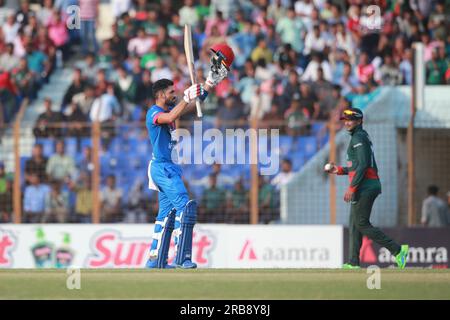 Ibrahim Zadran celebra le sue cento corse durante il secondo One Day International (ODI) match Bangladesh-Afghanistan di tre serie di match allo Zah Foto Stock