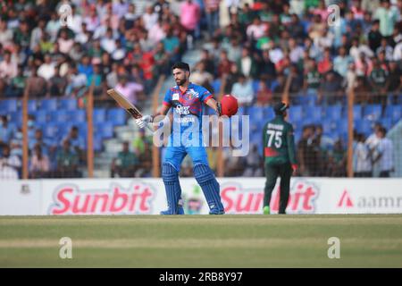 Ibrahim Zadran celebra le sue cento corse durante il secondo One Day International (ODI) match Bangladesh-Afghanistan di tre serie di match allo Zah Foto Stock