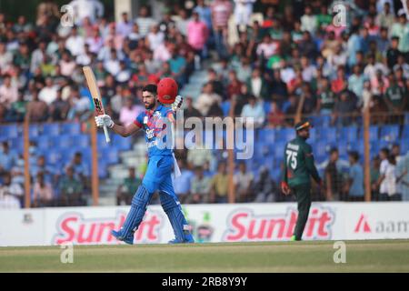 Ibrahim Zadran celebra le sue cento corse durante il secondo One Day International (ODI) match Bangladesh-Afghanistan di tre serie di match allo Zah Foto Stock