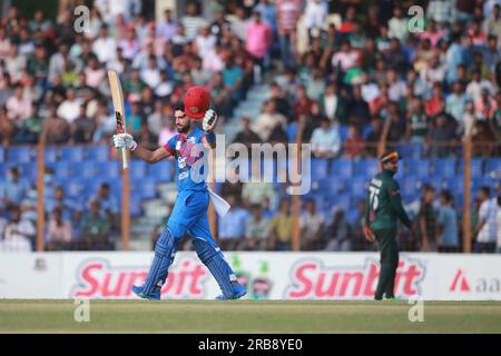 Ibrahim Zadran celebra le sue cento corse durante il secondo One Day International (ODI) match Bangladesh-Afghanistan di tre serie di match allo Zah Foto Stock