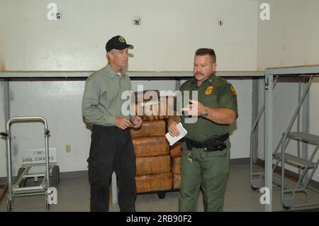 Visita del segretario Dirk Kempthorne alla contea di Pima, l'area di confine dell'Arizona con il Messico, dove si unì agli Stati Uniti Personale addetto alle dogane e alla protezione delle frontiere per riunioni, tour, voli, ispezioni Foto Stock