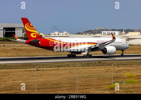 Airbus industrie Airbus A350-941 (REG: F-WJKM) ancora a Hainan Livery, in partenza per Dublino per essere dipinto a Fiji Airways (REG: DQ-FAN). Foto Stock