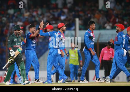 Il lanciatore afghano Fazalhaq Farooqi festeggia dopo che Litton Das si è mosso durante il secondo incontro internazionale del Bangladesh-Afghanistan One Day (ODI) Foto Stock