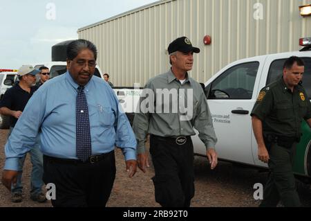 Visita del segretario Dirk Kempthorne alla contea di Pima, l'area di confine dell'Arizona con il Messico, per visite, discussioni con lo staff del Bureau of Indian Affairs e gli Stati Uniti Riunione del personale delle dogane e della protezione delle frontiere presso la stazione di pattuglia di frontiera di Ajo Foto Stock