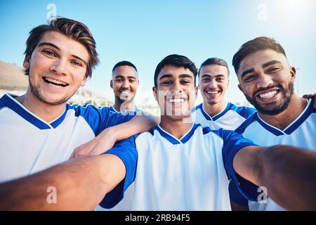 Giocatori di calcio, selfie di squadra e campo per post sui social media, memoria e sorriso con gli amici durante l'allenamento. Gruppo di calcio, Happy e fotografia per Foto Stock