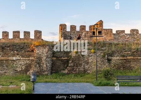 Salonicco, Grecia, 27 aprile 2023: Donna e cane che si godono il sole serale presso le mura della città vecchia di Salonicco nella Macedonia centrale in Grecia Foto Stock