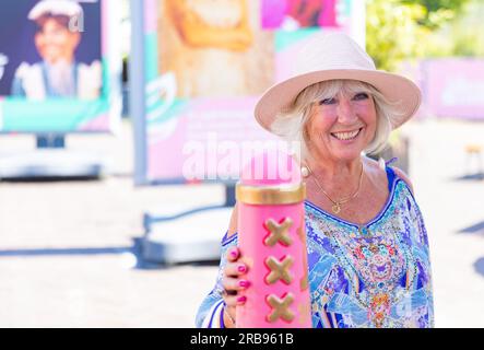 AMSTERDAM - Willeke Alberti riceve l'Amsterdammertje durante la presentazione allo Stadio Olimpico. La cantante è riconosciuta dall'organizzazione della serie di concerti Amsterdamse Zomer per il suo contributo alla canzone olandese e di Amsterdam. ANP IRIS VAN DEN BROEK netherlands Out - belgium Out Credit: ANP/Alamy Live News Foto Stock