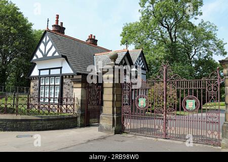 Mesnes Park Lodge e cancelli d'ingresso a Wigan nella Greater Manchester Foto Stock