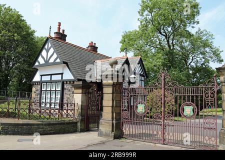 Mesnes Park Lodge e cancelli d'ingresso a Wigan nella Greater Manchester Foto Stock