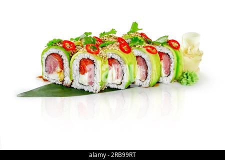 Involtini sushi con salmone, tonno, formaggio spalmabile, avocado, peperoncino piccante e coriandolo Foto Stock