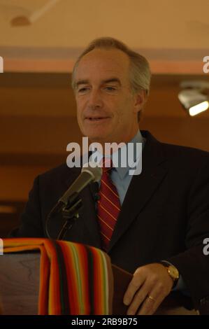 Evento di lancio al Main Interior per il programma di lettura e miglioramento delle competenze matematiche del Bureau of Indian Education 'BIE READS', con il segretario Dirk Kempthorne che si unisce all'assistente segretario per gli affari indiani Carl Artman e il direttore ad interim del Bureau of Indian Education Kevin Skenandore, tra gli altri funzionari, Insieme a studenti e docenti delle scuole finanziate dal Bureau of Indian Education nella riserva indiana di Puyallup a Washington, il Jemez Pueblo nel nuovo Messico e la riserva indiana Alamo Navajo nel nuovo Messico Foto Stock