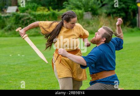 Ribchester, Preston, Lancashire, Regno Unito. 8 luglio 2023. Un'esibizione di combattimenti gladiatori al Roman Festival, Ribchester, Preston, Lancashire, Regno Unito. Ribchester è il sito di un famoso tesoro di opere di metallo militari e altri oggetti scoperti nel 1796 e ora in mostra al British Museum di Londra. Crediti: John Eveson/Alamy Live News Foto Stock