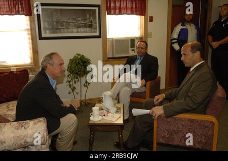 Il segretario Dirk Kempthorne e gli assistenti in visita nel Maine, incontrando il governatore John Baldacci Foto Stock