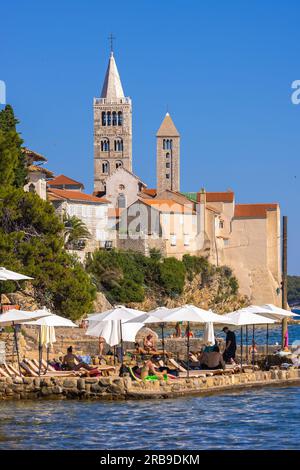 Spiaggia urbana vicino al centro storico di Rab, il mare Adriatico in Croazia Foto Stock