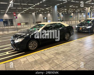 Macao, Cina 2 luglio 2023: Taxi in attesa al terminal dei traghetti di Taipa. Il principale terminal dei traghetti tra Taipa, Macao e Hong Kong Foto Stock