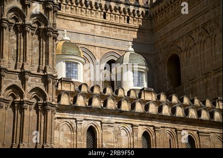 Vista panoramica della Cattedrale di Palermo con le piccole cupole laterali in stile barocco di Ferdinando fuga in Sicilia, Italia. Foto Stock