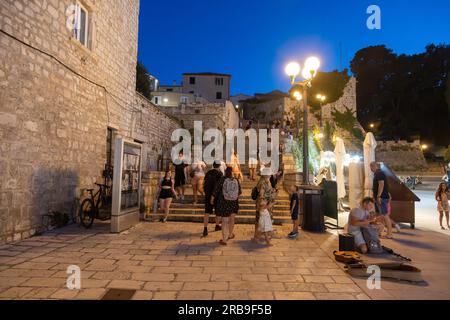 Serata nel centro storico di Rab, Croazia Foto Stock