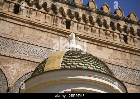 Vista panoramica della Cattedrale di Palermo con le piccole cupole laterali in stile barocco di Ferdinando fuga in Sicilia, Italia. Foto Stock